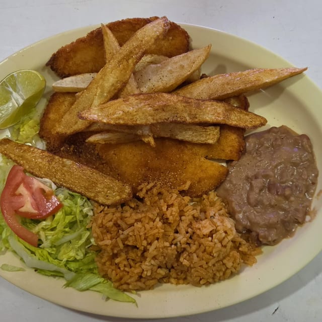Milanesa (Pollo o Res) (Breaded Cutlet - Chicken or Beef).